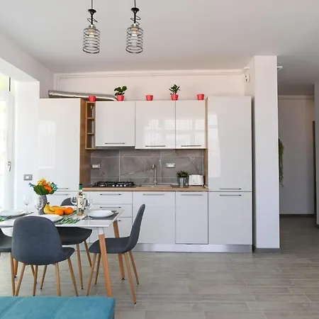 Azuria - Ally By The Sea & Spa- Mamaia Nord- Private Parking-in Alezzi Apartment Navodari