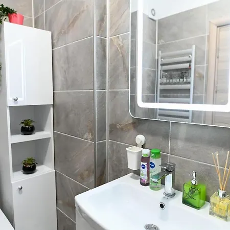 Azuria - Ally By The Sea & Spa- Mamaia Nord- Private Parking-in Alezzi Apartment Navodari